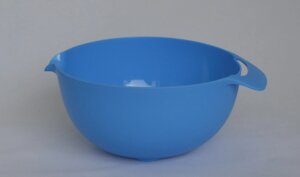 Пластмасова миска для змішування 4.0 л зі зручною ручкою та носиком-зливом (блакитний колір)