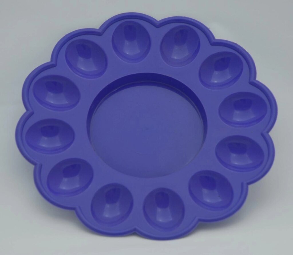 Великодня пластмасова фігурна тарілка-підставка на 12 яєць і святковий кулиц Ø24 см (бузковий колір) від компанії ТОВ "Магія Пласт" - фото 1
