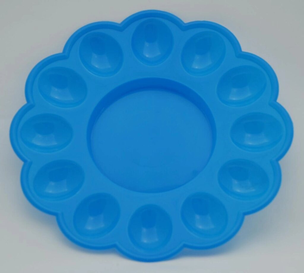 Великодня пластмасова фігурна тарілка-підставка на 12 яєць і святковий куличок Ø24 см (блакитний колір) від компанії ТОВ "Магія Пласт" - фото 1