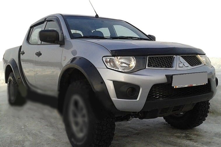 Дефлектор капота (HIC) для Mitsubishi L200 2006-2015 рр від компанії Digital Designs Ukraine - фото 1