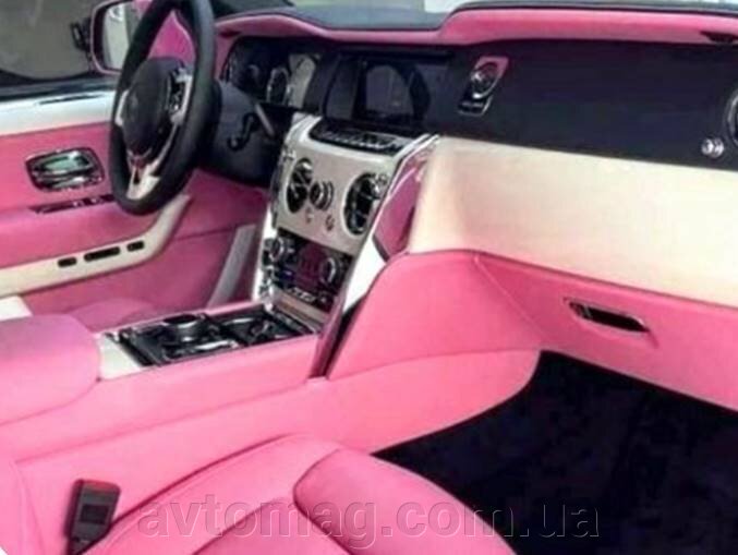 Жіноче авто -автосалон в рожевому стилі