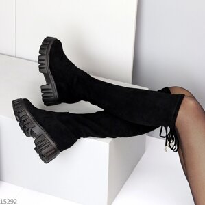 Чорні жіночі замшеві високі чоботи ботфорти на флісі на тракторній підошві