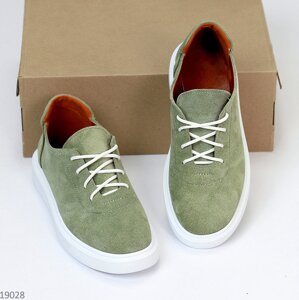 Оливкові замшеві демі туфлі на шнурівці натуральна замша на білій підошві