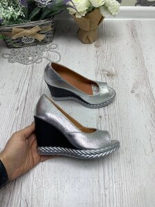 Жіноче взуття на срібній шкірі Танетта