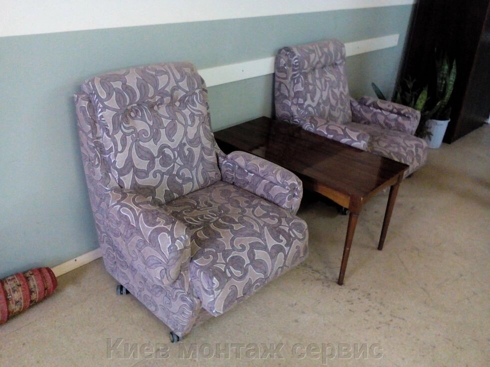Оббивка старого крісла від компанії Київ монтаж сервіс - фото 1