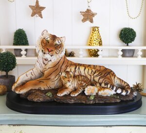Тигриця з тигреням на дерев'яній підставці 43*24*23 см Гранд Презент SM00242-3-P1