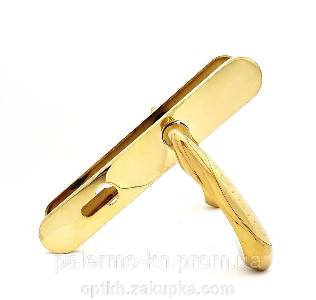 Ручка для вхідних дверей, колір золото Між центрова відстань 72 мм. від компанії СПД Лініченка С Н - фото 1