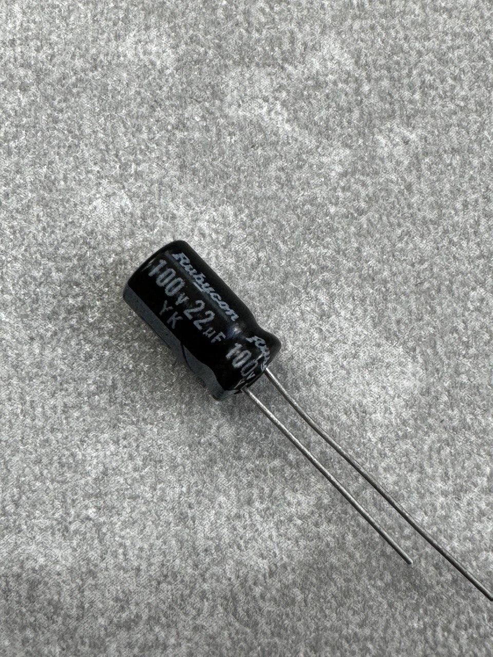 Конденсатор електролітичний 22 мк. Ф x 100 В, 105 °C, 6,3x11 - розпродаж