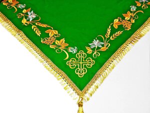 Скатертина з вишивкою на габардині № 6380, зелена (100 см х 100 см)