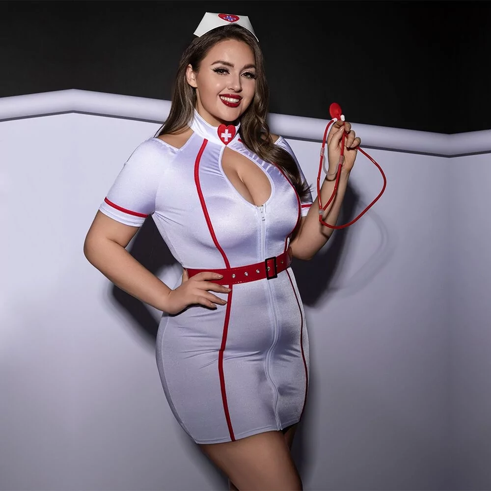Грудастая бабенка в униформе медсестры 