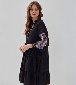 Жіноче плаття вишиванка чорне з бежевою вишивкою на рукавах і спідниці з поясом пишною спідницею нижче коліна
