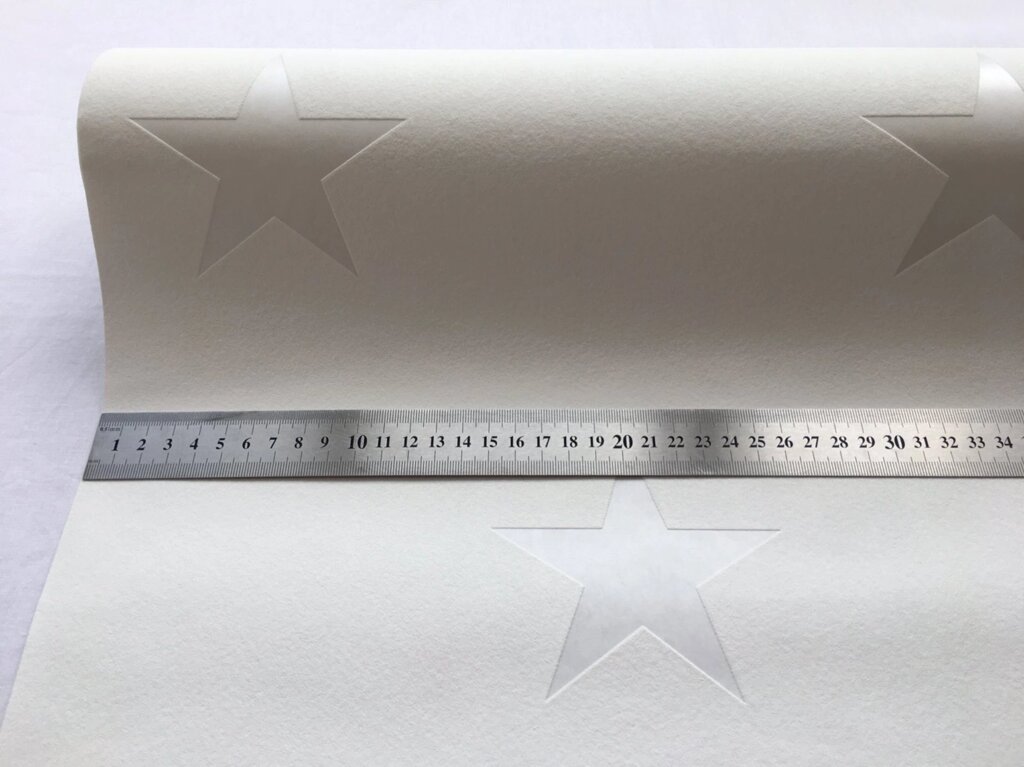 Білі шпалери з великими п'ятикутними зірками 35221-1 від компанії Інтернет-магазин шпалер "Німецький Дім" - фото 1