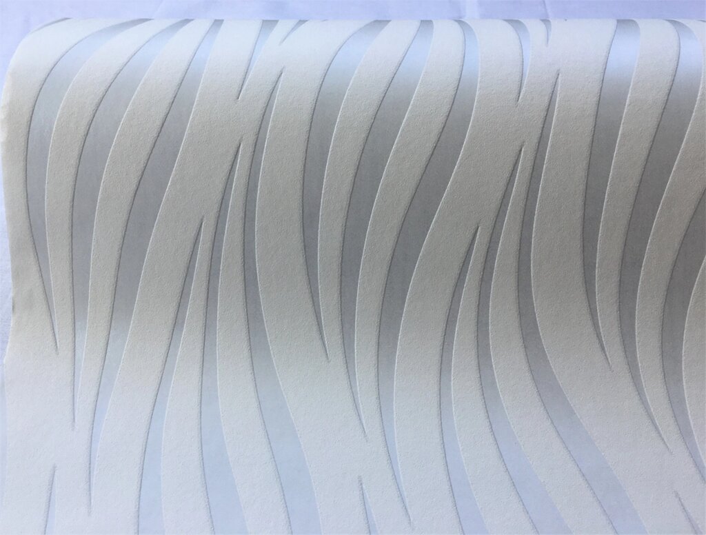 Німецькі білі шпалери 1390-30, з хвилястим візерунком платинового сріблястого кольору металік, на білому матовому миючих від компанії Інтернет-магазин шпалер "Німецький Дім" - фото 1