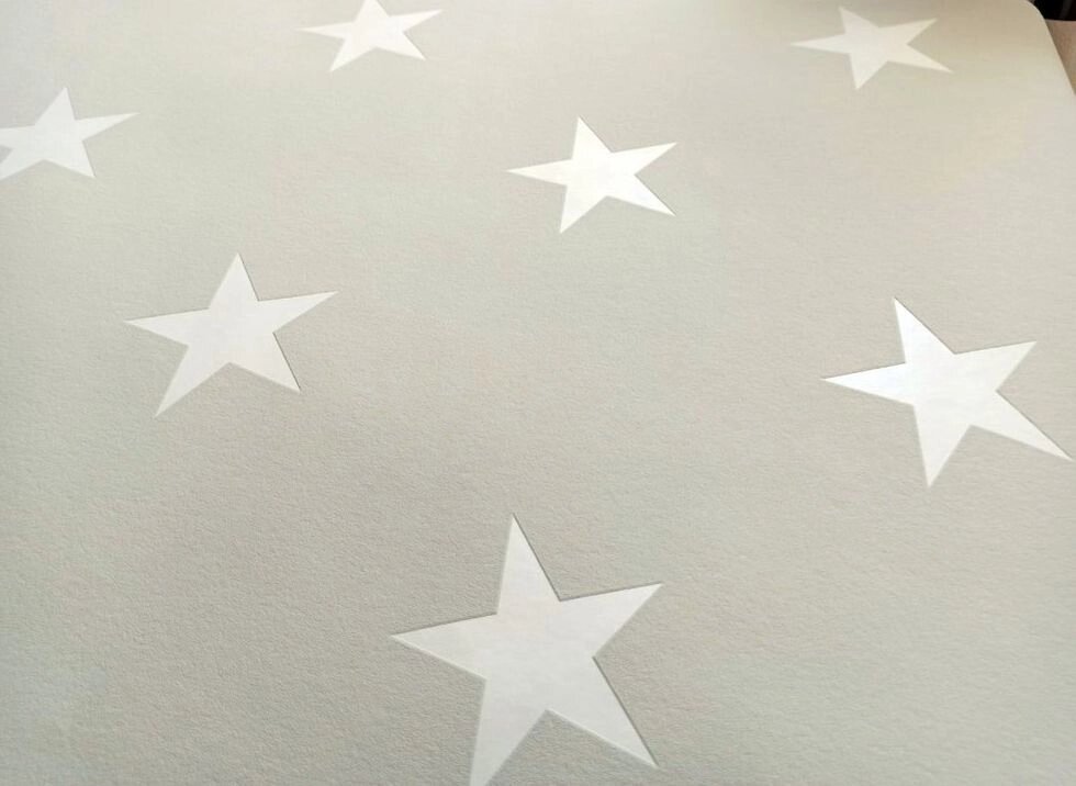 Шпалери теплого світло-сірого пастельного відтінку з зірками 35221-4 від компанії Інтернет-магазин шпалер "Німецький Дім" - фото 1