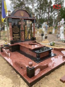 Елітний комплекс для військового із каменів лізник і габро з фотосклом