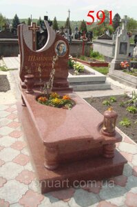 Одинарний пам'ятник із каменю лізник з фотокерамікою, лампадкою й вазою