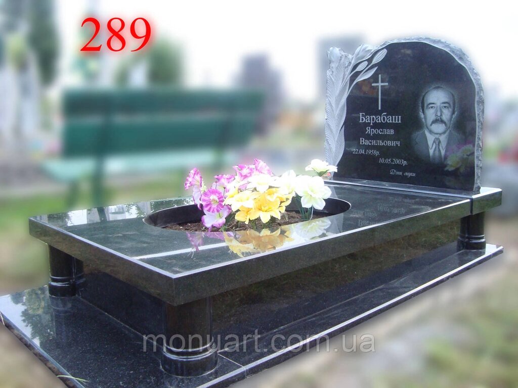 Одинарний пам&#039;ятник із чорного граніту з барельєфним вирізом квітів - вартість