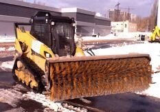 Прибирання снігу щіткою від компанії ТОВ "Мінірент" - фото 1