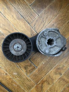 Натяжний ролік приводного ременя