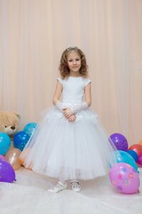 Дитяче плаття для 5-6 років білого кольору