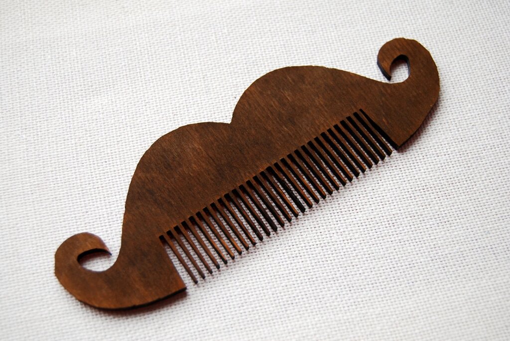 Дерев'яний гребінець для бороди і вусів "Вусики-2" ручної роботи від компанії Універсальний Інтернет-магазин POPULAR - фото 1