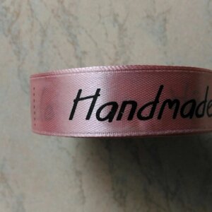 Атласна стрічка з написом HandMade світло-рожева ширина 1,5 см