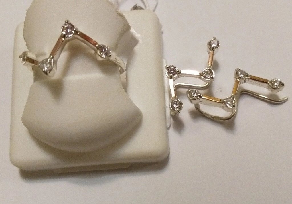 Комплект сережки-Кафи і кільце зі срібла і золота з кубиком циркону Зигзаг удачі від компанії Silver Sea - фото 1