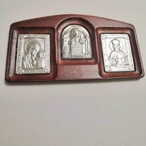 Автомобільна ікона з ликом Трьох святих зі срібла в дерев'яній оправі