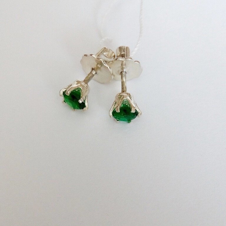 Срібні сережки-вкруткі з зеленим каменем від компанії Silver Sea - фото 1