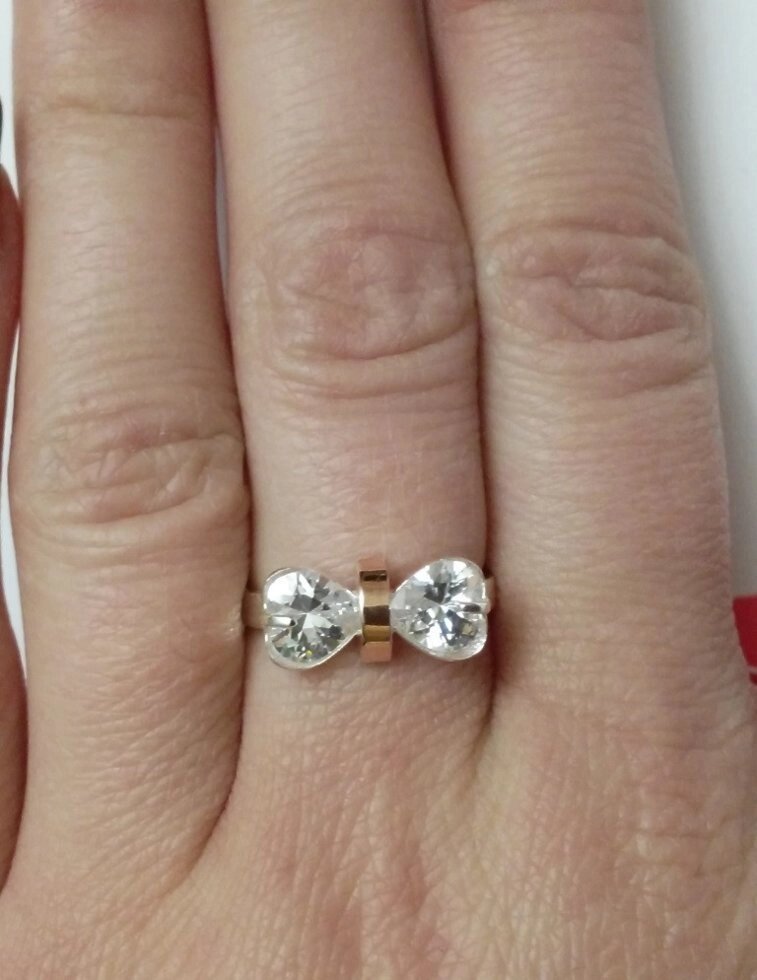 Срібний перстень з золотом і цирконієм Бантик від компанії Silver Sea - фото 1