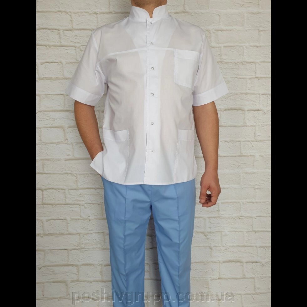 Медичний костюм чоловічий білий з блакитними брюками. Тканина батист. від компанії Пошиття Груп Пошиття - фото 1