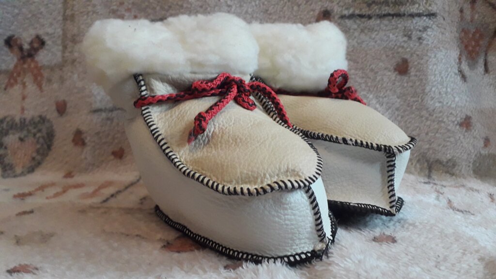 Чуни детские овчина (кожа), стелька 14 см, возраст 1-2 года, красные шнурочки. Размер 22 від компанії Nemsis-Shop - фото 1