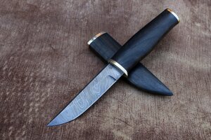 Ніж ручної роботи з дамаської сталі