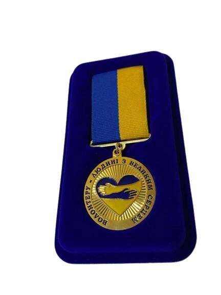 Медаль Collection Волонтеру-людині з великим серцем 40*44*3 мм Золотистий (hub_w1yjml) від компанії інтернет-магазин "БИТПРОМТОРГ" - фото 1