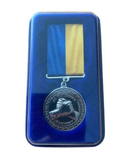 Медаль з посвідченням в футлярі Mine За Волонтерську діяльність 32 мм Сріблястий (hub_beca1a) від компанії інтернет-магазин "БИТПРОМТОРГ" - фото 1