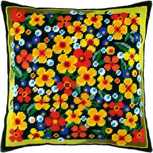 Набір для вишивання декоративної подушки Чарівниця Квіти на галявині 4040 см V-130