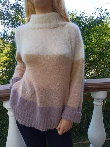 Жіночий светер оверсаз зв'язано з кід мохера