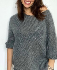 Жіночий свитер сірий оверсаз зв'язано з кід мохер