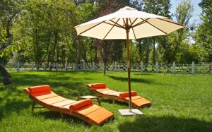 Комплект для відпочинку біля басейну Крістіна (2 шезлонга, столик і парасольку з підставкою)