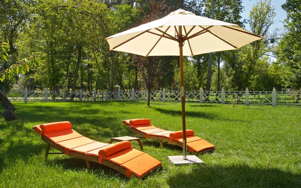 Комплект для відпочинку біля басейну Крістіна (2 шезлонга, столик і парасольку з підставкою) від компанії Зонт.com - фото 1