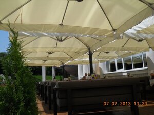 Консольна парасоля Куатро (6х6м) на одній стійці чотири купола для літнього майданчика кафе і ресторану.