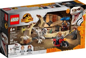 Lego Jurassic World, який переслідує атроцираптор на мотоциклі (76945)