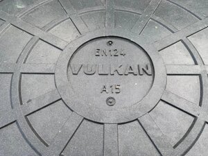 Люк каналізаційний полімерпіщаний садовий чорний з замком VULKAN