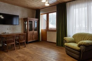Дерев'яні меблі для готелів та приватних будинків