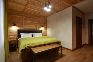 Дерев'яні ліжка та тумби в кімнатах готелю та приватних будинк