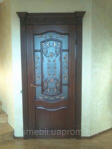 Двері з порталом з різьбою