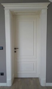 Міжкімнатні двері в зал з порталом теплого білого кольору
