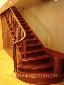 Міжсходові сходи виготовлені з дерев'яного масиву