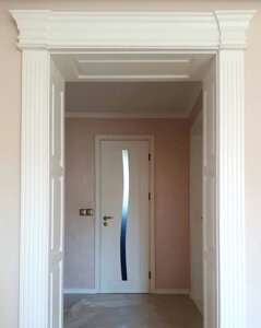 Міжкімнатні двері з мінімальним сучасним дизайном смужки матового скла