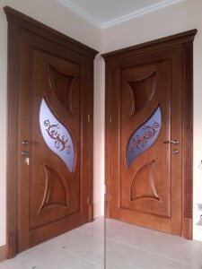 Міжкімнатні двері в зал з порталом, різьбою та вітражнім склом